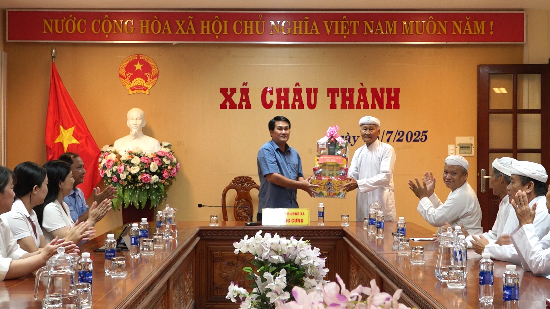 hoi-thanh-cao-dai-bach-y-den-tham-va-chuc-mung-xa-chau-thanh-tinh-an-giang-nhan-dip-sap-nhap-xa-moi