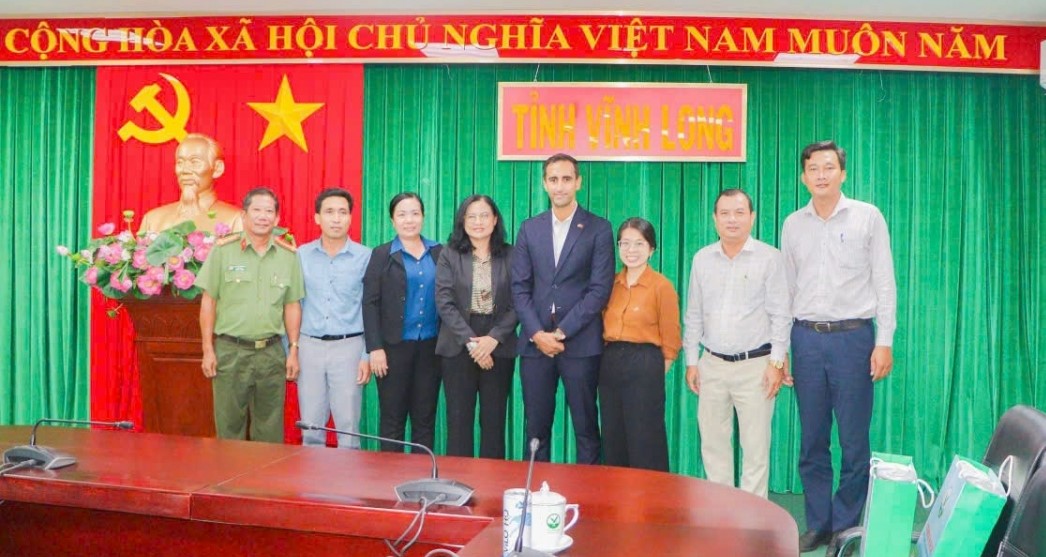 tinh-vinh-long-trao-doi-voi-doan-tong-lanh-su-quan-hoa-ky-tai-thanh-pho-ho-chi-minh-ve-cac-hoat-dong-ton-giao-va-nhan-quyen