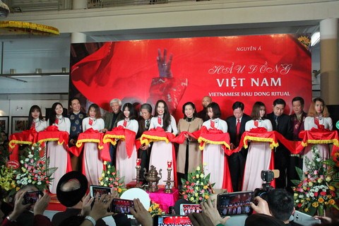 Khai_mac_trien_lam_sach_anh_Hau_dong_Viet_Nam_cua_nghe_sy_nhiep_anh_Nguyen_A
