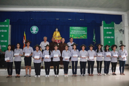Phat_giao_Da_Nang_khuyen_hoc_hon_70_trieu_dong_cho_hoc_sinh_co_thanh_tich_cao_trong_hoc_tap