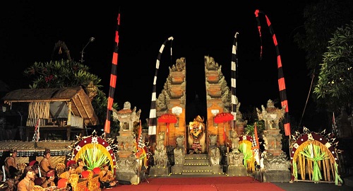 Den_Bali_mua_Kuningan__Den_thieng_thanh_tay_tam_hon