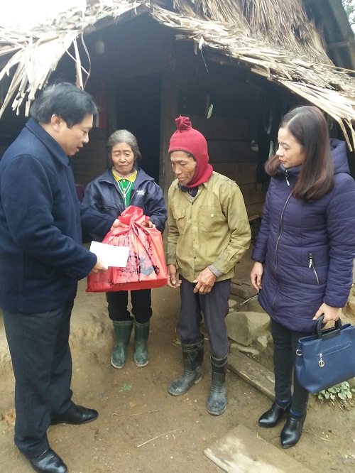 Tham_va_tang_qua_cho_dong_bao_Cong_giao_nhan_dip_Tet_co_truyen_nam_2018