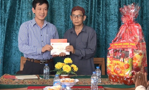Dai_dien_Ban_Ton_giao_Chinh_phu_tham__chuc_Tet_Ban_Dai_dien_Cong_dong_Hoi_giao_tinh_An_Giang