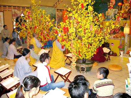 Tet_Viet_o_chua_xa