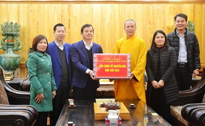 Thai_Nguyen__Tham__tang_qua_Ban_Tri_su_Phat_giao_tinh