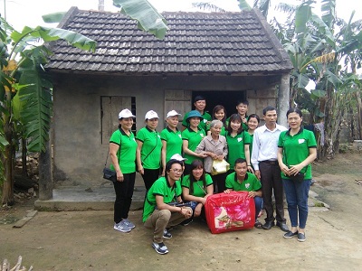 Nhom_tu_thien_Duc_Nhan_Tam_tang_qua_Tet_cho_cac_hoi_vien_nguoi_mu_huyen_Bo_Trach__tinh_Quang_Binh