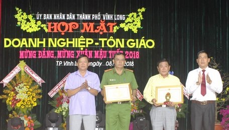 Cong_dong_doanh_nghiep_va_cac_to_chuc_ton_giao_dong_gop_tich_cuc_cho_su_phat_trien_thanh_pho_Vinh_Long