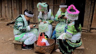 Phu_nu_Mong_chuan_bi_trang_phuc_don_Tet