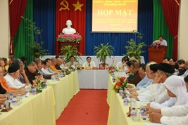 Binh_Phuoc_hop_mat_chuc_sac_ton_giao__gia_lang_va_nguoi_co_uy_tin_trong_vung_dan_toc_thieu_so