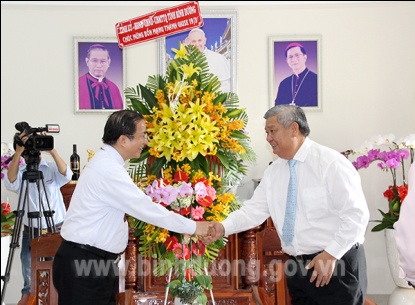 Lanh_dao_tinh_Binh_Duong_tham_va_chuc_mung_Giam_muc_Giao_phan_Phu_Cuong_nhan_Ngay_Thanh_le_bon_mang_Giuse