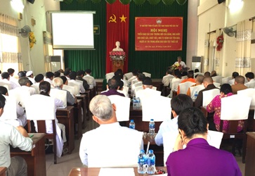 Pho_bien_phap_luat_cho_chuc_sac__chuc_viec_cac_ton_giao__nguoi_co_uy_tin_trong_dong_bao_dan_toc_thieu_so