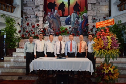 Lanh_dao_Ban_Ton_giao_Chinh_phu_chuc_mung_Le_Phuc_sinh_nam_2018_tai_thanh_pho_Ho_Chi_Minh