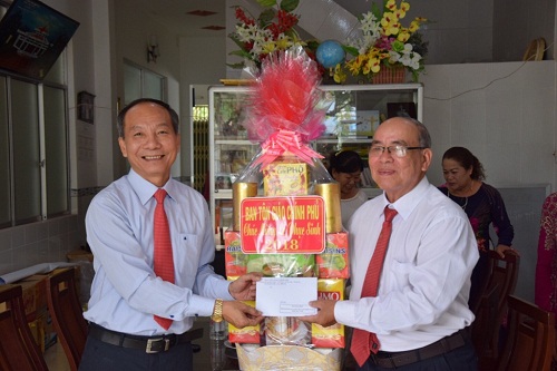 Lanh_dao_Ban_Ton_giao_Chinh_phu_chuc_mung_Le_Phuc_sinh_2018_tai_tinh_Tra_Vinh