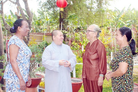 Phu_nu_ton_giao_song__tot_doi__dep_dao_