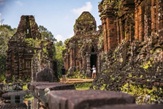 Dich_van_bia_tai_Di_san_Van_hoa_the_gioi_My_Son_sang_tieng_Viet_va_Anh