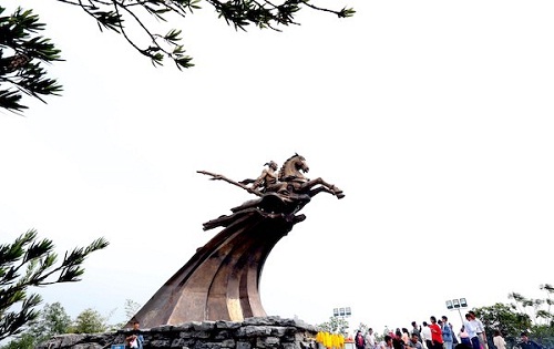 De_nghi_trung_bay_tuong_ngoai_troi_phu_hop_voi_van_hoa_Viet_Nam