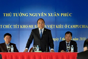 Thu_tuong_gap_go__tang_qua_cho_kieu_bao_ngheo_o_Campuchia