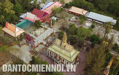 Cham_lo_don_Tet_co_truyen_Chol_Chnam_Thmay_cho_ho_ngheo_dan_toc_Khmer_o_tinh_Kien_Giang
