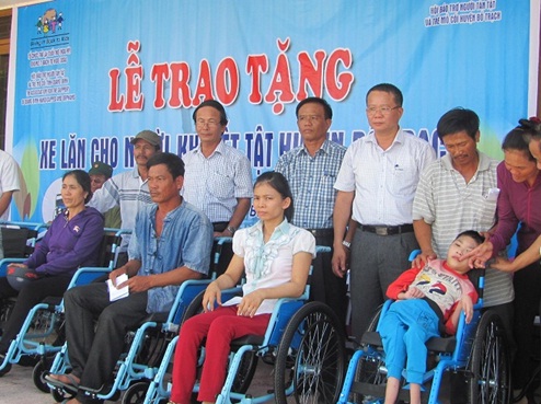 Hoi_bao_tro_nguoi_tan_tat_va_tre_mo_coi_huyen_Bo_Trach__tinh_Quang_Binh_tang_qua_cho_nguoi_khuyet_tat