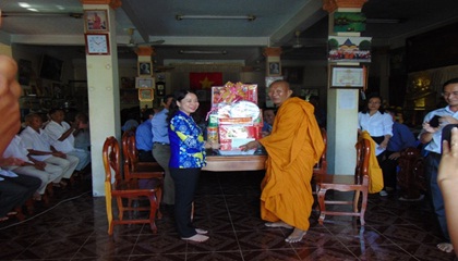 Bi_thu_Tinh_uy_tinh_An_Giang_tham_va_chuc_Tet_Chol_Chnam_Thmay
