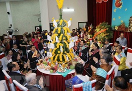 Dai_su_quan_Lao_to_chuc_don_Tet_co_truyen_Bun_Pi_May_tai_Ha_Noi