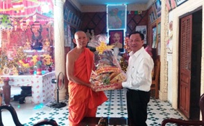 Lanh_dao_Uy_ban_MTTQ_Viet_Nam_tinh_An_Giang_tham_chuc_mung_Tet_co_truyen_Chol_Chnam_Thmay_nam_2018