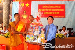 Pho_Chu_tich_Tong_Thu_ky_Uy_ban_Trung_uong_Mat_tran_To_quoc_Viet_Nam_Hau_A_Lenh_tham__chuc_Tet_Chol_Chnam_Thmay__tai_Binh_Phuoc