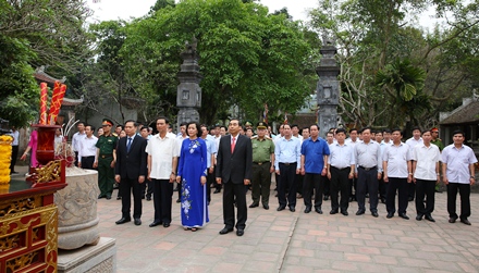 Lanh_dao_tinh_Ninh_Binh_dang_huong_nhan_ky_niem_1050_nam_Nha_nuoc__Dai_Co_Viet