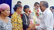 Pho_Thu_tuong_tang_qua_dong_bao_dan_toc_Cham_co_hoan_canh_kho_khan