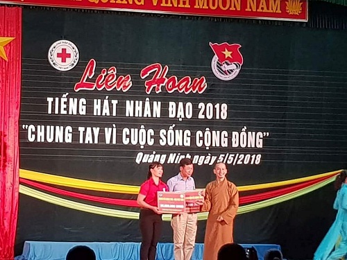 Ho_tro_cho_benh_nhan_va_hoc_sinh_ngheo_tren_dia_ban_huyen_Quang_Ninh_tinh_Quang_Binh