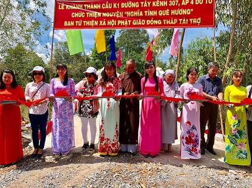Trao_nha_tinh_thuong_va_khanh_thanh_cau_giao_thong_nong_thon