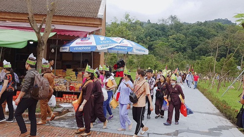 Quang_Ninh__Hon_3_nghin_Phat_tu_hanh_huong_ve_Yen_Tu