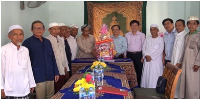Doan_Ban_Ton_giao_Chinh_phu_tham_va_chuc_mung_thang_Ramadal