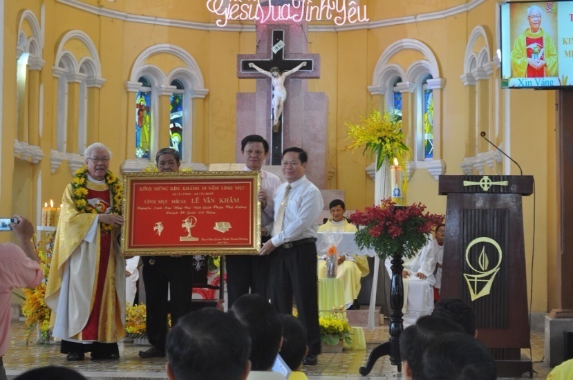 Ban_Ton_giao_tinh_Binh_Duong_chuc_mung_Kim_Khanh_Linh_muc_Micae_Le_Van_Kham__nguyen_Tong_dai_dien_giao_phan_Phu_Cuong