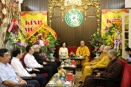 Lanh_dao_Dang__Nha_nuoc_va_Mat_tran_To_quoc_Viet_Nam_chuc_mung_Dai_le_Phat_dan_2018