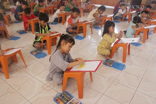 Thi_ve_tranh__Duc_Phat_trong_em__tai_chua_Buu_Da