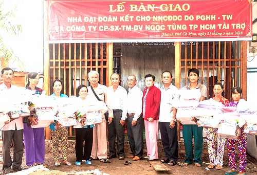 Phat_giao_Hoa_Hao_tang_12_nha_Dai_doan_ket_cho_nan_nhan_chat_doc_da_cam