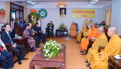 Chu_tich_Quoc_hoi_Nguyen_Thi_Kim_Ngan_chuc_mung_Dai_le_Phat_dan