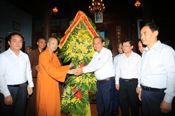 Pho_Thu_tuong_Thuong_truc_Chinh_phu_Truong_Hoa_Binh_chuc_mung_Phat_dan