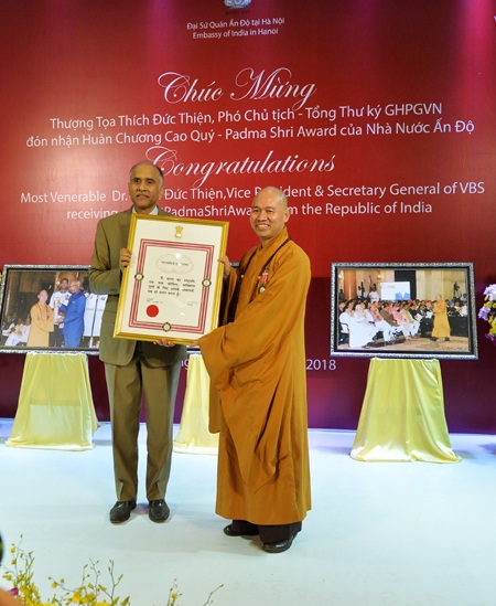 Thuong_toa_Thich_Duc_Thien_nhan_huan_chuong_Padma_Shri_Award_cua_nha_nuoc_An_Do