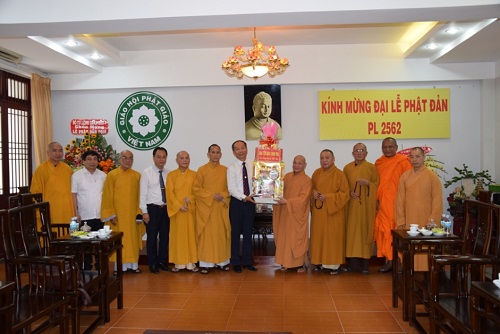 Lanh_dao_Ban_Ton_giao_Chinh_phu_tham__chuc_mung_Dai_le_Phat_dan_Phat_lich_2562