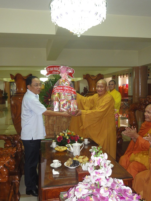 Lanh_dao_tinh_Ca_Mau_chuc_mung_Dai_le_Phat_dan_2018