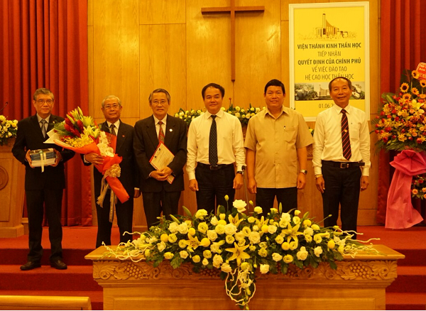 Ban_Ton_giao_Chinh_phu_trao_Quyet_dinh_chap_thuan_cho_Hoi_thanh_Tin_Lanh_Viet_Nam__Mien_Nam__dao_tao_Cao_hoc_Than_hoc