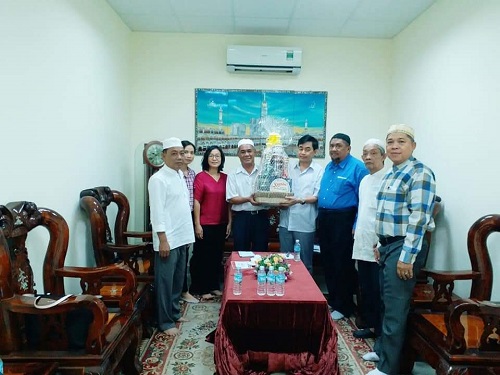 Lanh_dao_Ban_Ton_giao_Chinh_phu_tham_mot_so_Cong_dong_Hoi_giao_nhan_dip_ket_thuc_thang_Ramadan