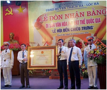 Huyen_Thach_Ha__tinh_Ha_Tinh_don_Bang_chung_nhan_Di_san_van_hoa_phi_vat_the_quoc_gia__Le_hoi_den_Chieu_Trung_