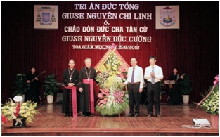 Lanh_dao_tinh_Thanh_Hoa_chuc_mung_tan_Giam_muc_Giao_phan