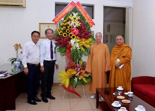 Doan_Ban_Ton_giao_Chinh_phu_chuc_mung_mot_so_don_vi_bao_chi__truyen_thong_ton_giao
