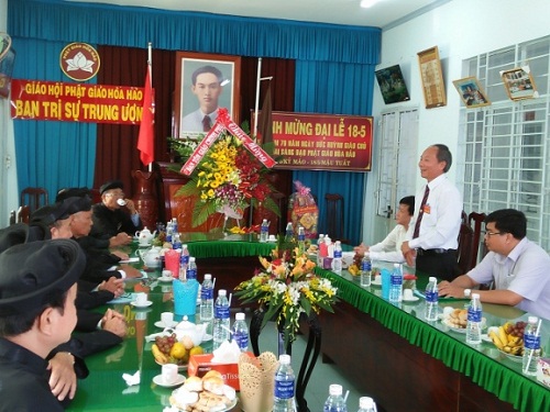 Lanh_dao_Ban_Ton_giao_Chinh_phu_tham__chuc_mung_Dai_le_ky_niem_79_nam_ngay_khai_sang_Phat_giao_Hoa_Hao