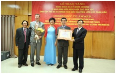 Trao_Ky_niem_chuong_va_Bang_khen_tang_tap_the_va_cac_ca_nhan_cua__Vien_Lien_ket_toan_cau_