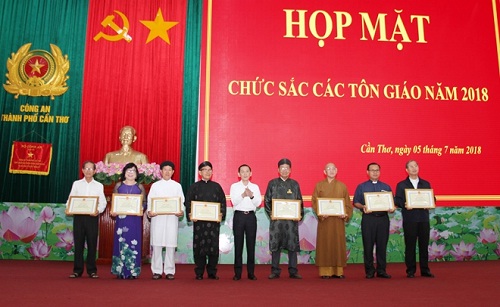 Cong_an_thanh_pho_Can_Tho_hop_mat_chuc_sac_ton_giao_nam_2018